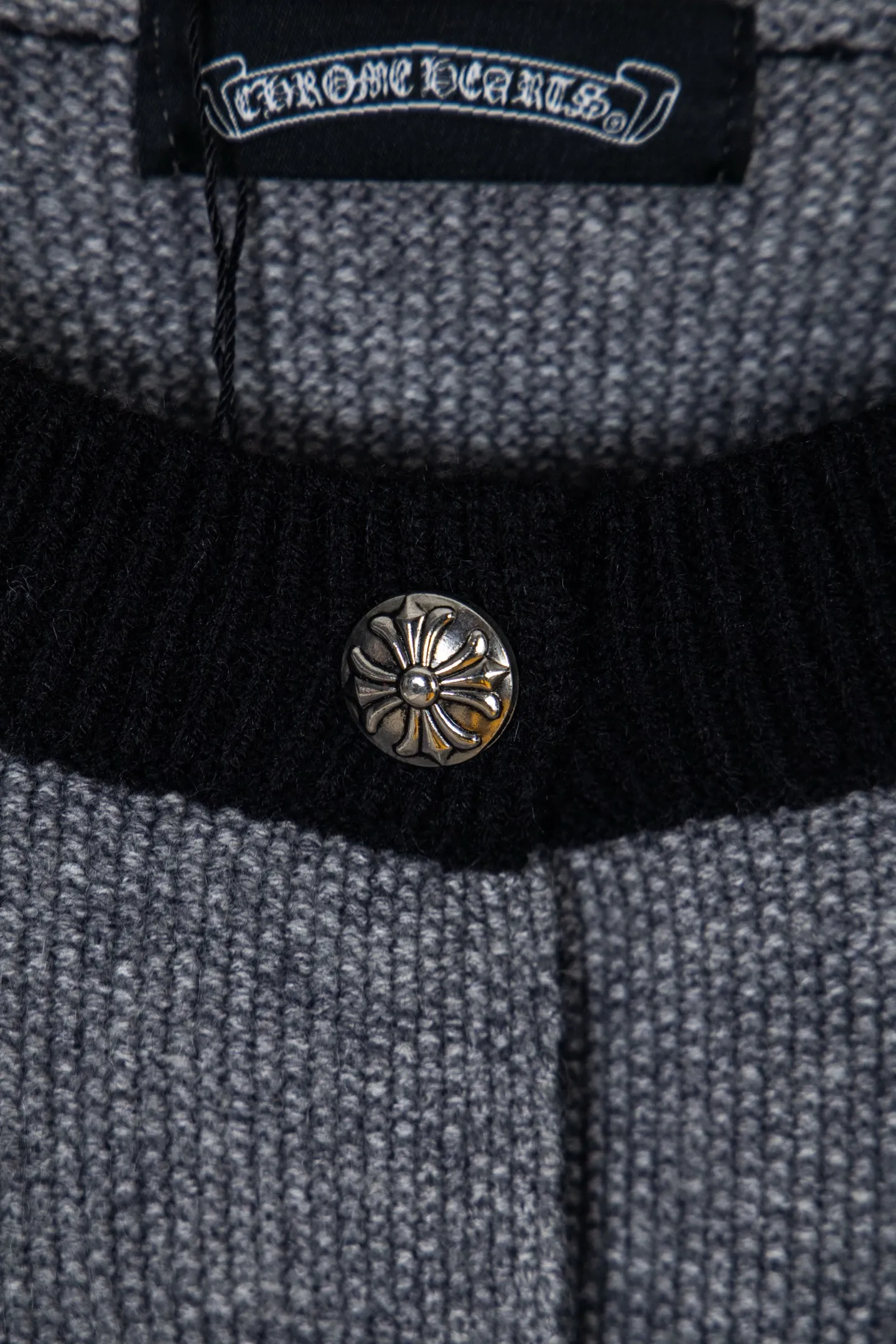 P300 ChromeHearts popular Chrome Hearts CH Sanskrit horseshoe cross embroidered button cardigan jacket raglan sleeve sweater, contrasting color splicing raglan round neck knitted sweater, unique knitting texture, soft and skin-friendly, classic pattern embroidery on the front and back. Retro chic. The contrasting color raglan sleeve design and the thick stitching craftsmanship at the joints make it look great when worn alone or layered! The fit is loose and slimming! Fashionable patchwork colored sweater, colorfully intertwined, with clear layers, warm and slimming. Whether worn alone or layered, you can easily control various styles and show your personal charm. The raglan sleeves are shoulder-width in contrasting colors and have ultra-detailed embroidery on the front and back, giving it a casual street feel. It looks great when worn alone! The sleeves are designed with contrasting colors and seams, and the round neck style reveals the neck and flatters the face shape! Wool blend knitted fabric, soft, comfortable and warm to the touch. Contrasting color design➕Loose fit, not flattering on your body shape and slimming, not to mention how easy it is to wear! Basic, versatile and fashionable classic! Black and white are versatile! Black and gray high-end! Couples get involved!  Color: black and white/black gray Size: S~M~L